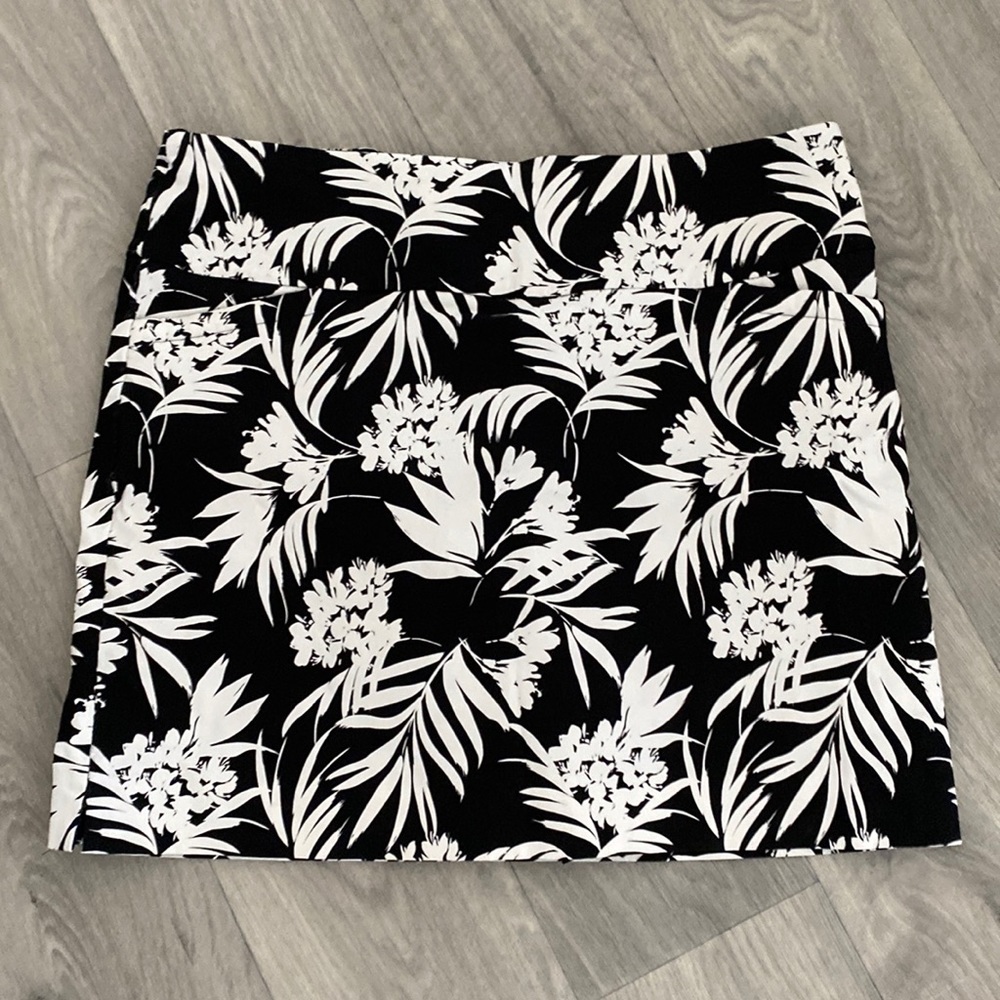 Black and white golf skirt.